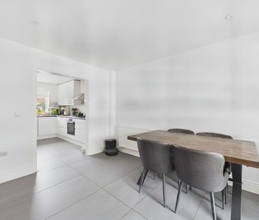 3 bedroom House in Valley Crescent, Wokingham - Photo 4