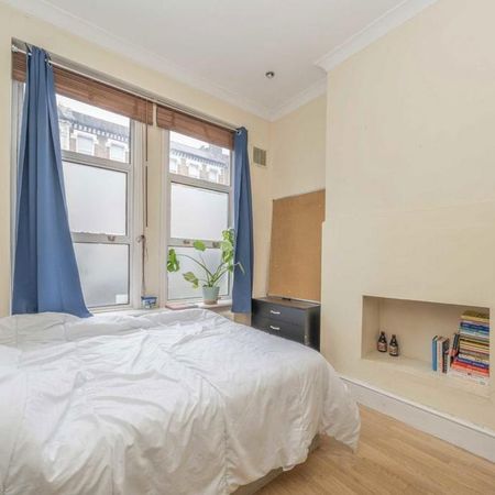 3 bedroom flat to rent - Photo 3