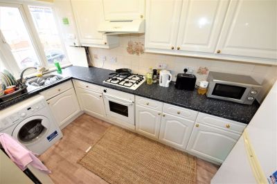 2 bedroom Flat in Knowle Mount, Leeds - Photo 4