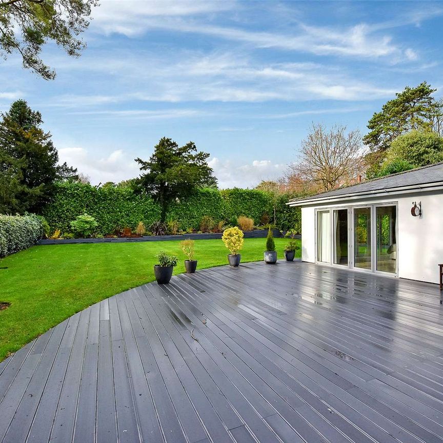 A beautifully presented modern home set behind gates located on the prestigious Rotherfield Road. - Photo 1