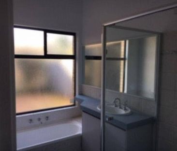 Cosy, quiet and secure home in Doubleview - Photo 3