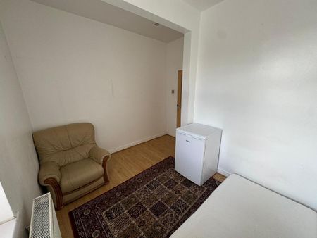 3 bedroom flat to rent - Photo 2