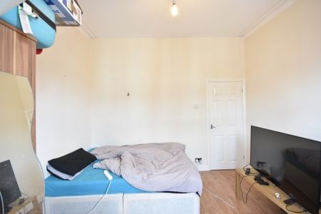 3 Bed - Trewhitt Road, Heaton - Photo 5