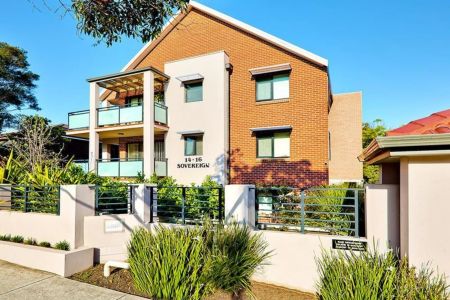 Modern two bedroom apartment in a convenient setting - Photo 2