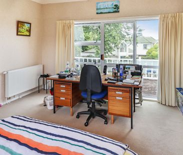 LARGE FAMILY HOME IN HEART OF LOWER HUTT - Photo 5