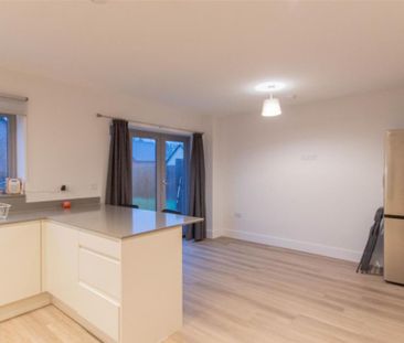 4 bedroom link detached house to rent - Photo 5