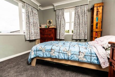 Family home in Hillpark - Photo 3