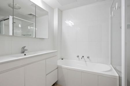 OPEN PLAN OVERSIZED LIVING - WALKING DISTANCE TO CHATSWOOD WESTFIELD - Photo 3