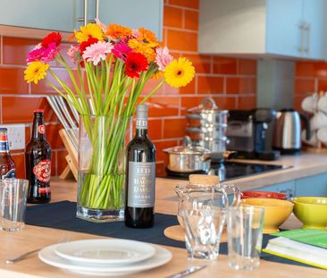 A fully refurbished and fully equiped house close to GCHQ. Room 8 - Photo 2