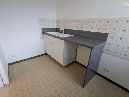 Situé en plein centre-ville de Nogent-le-Rotrou (28400), cet appartement de 2 pièces d'environ... - Photo 2