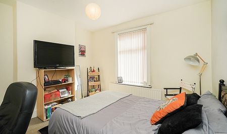 Cozy 3-Bedroom Home with Modern KitchenClose to City Centre & Hallam University - Photo 5