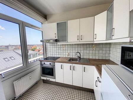 À Ixelles, grand studio de 55m2 en location 750 € par mois - Photo 5