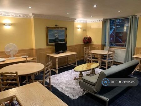 1 bedroom in a house share to rent - Photo 2