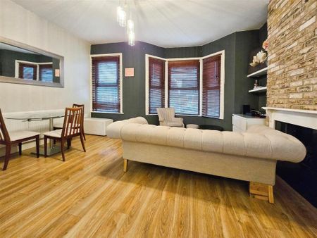 3 bedroom flat to rent - Photo 2