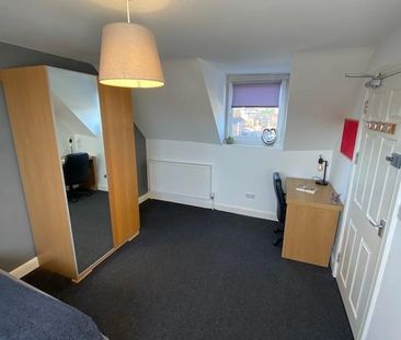 1 bedroom in a flat share to rent - Photo 3