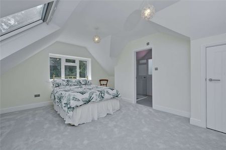 A recently refurbished detached home in a fantastic location. - Photo 5