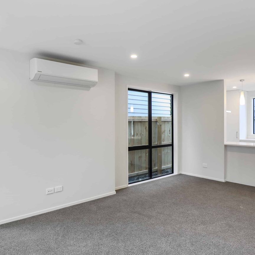 Townhouse in a convenient location! - Photo 1