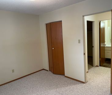 Charming 1 Bedroom 1 Bath Apartment in heart of DOWNTOWN Red Deer!! - Photo 6