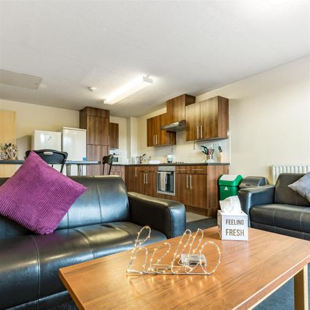 1 bedroom in a flat share to rent - Photo 4