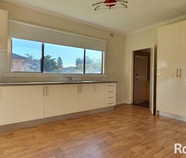 Spacious 4 Bedroom House - Photo 6