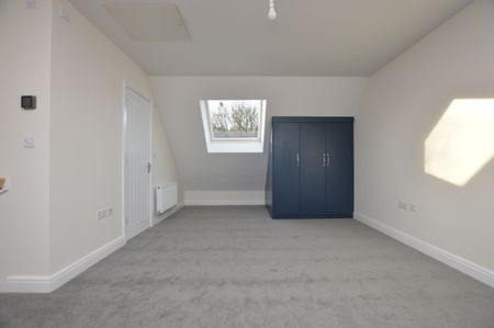 4 Bedroom Semi-Detached House - Photo 5