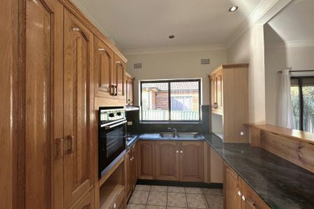 NEAT & SPACIOUS THREE BEDROOM FAMILY HOME WITH A LARGE BACKYARD - Photo 5