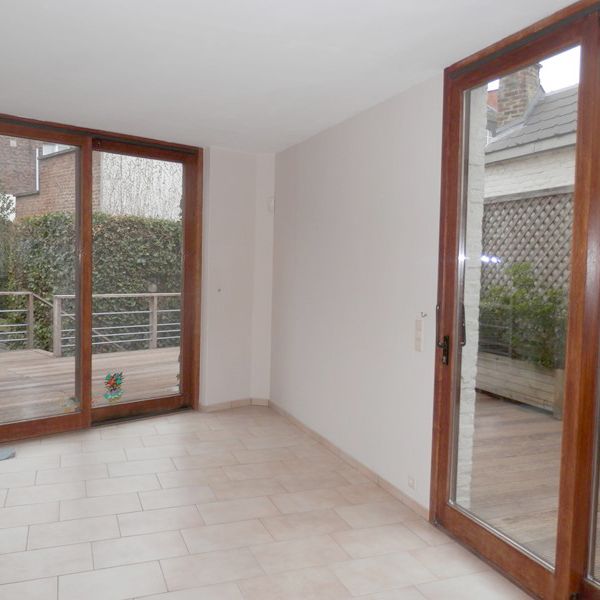 A la recherche d’un bien en plein centre de Namur, combinant accessibilité et tranquillité, offrant un bel espace vert pour vous ressourcer ? Cet appartement 2 chambres avec terrasse, jardin et garage est fait pour vous ! - Photo 1