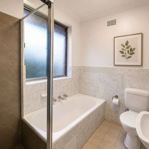 Peaceful Top Floor Apartment! - Photo 3