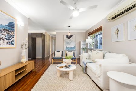 3 Bedroom house Redcliffe Contact Julie Sykes 0438 050 110 6 month lease offered - Photo 4