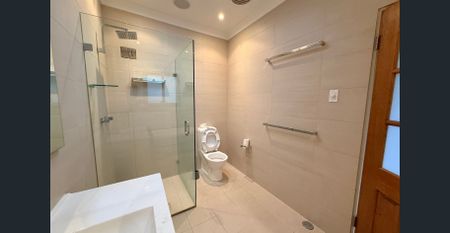 Move-In Ready | Renovated Duplex with 3 Bedrooms - Photo 4