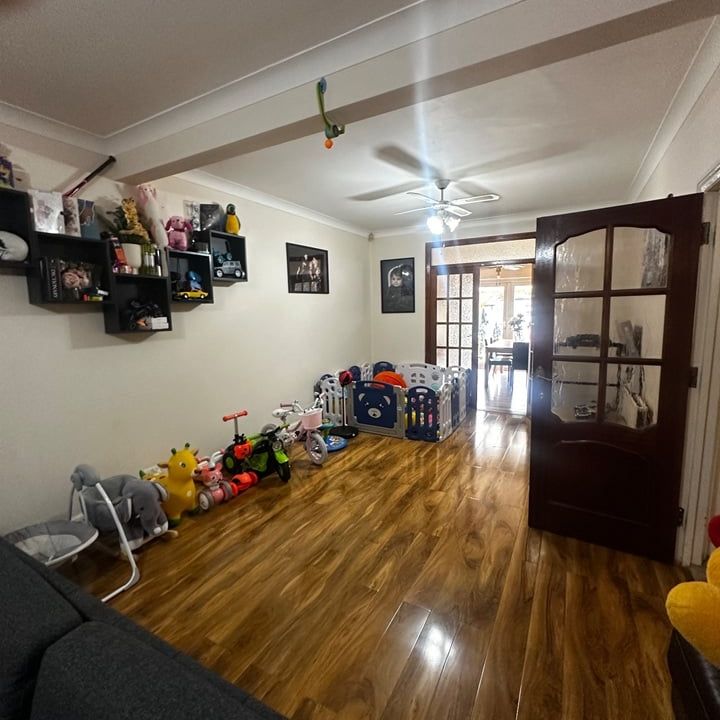 4 Bed Semi-Detached House, Chatsworth Cresent London, TW3 - Photo 1