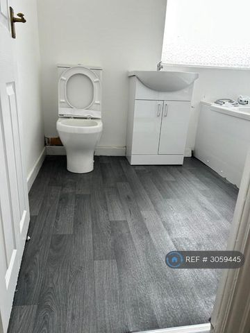 2 bedroom semi-detached house to rent - Photo 3