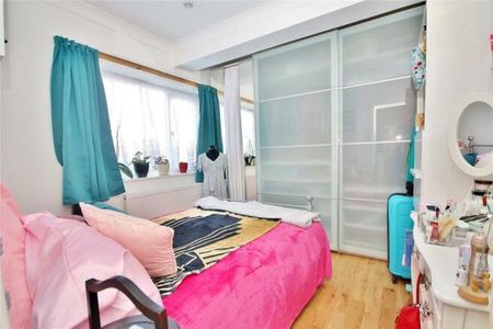 Robin Hood Road, Woking - 3 bedrooms Property for lettings - Seymours - Photo 3