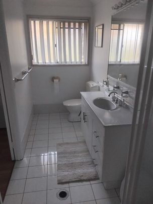 One Master Bedroom fully furnished with full ensuite. - Photo 1