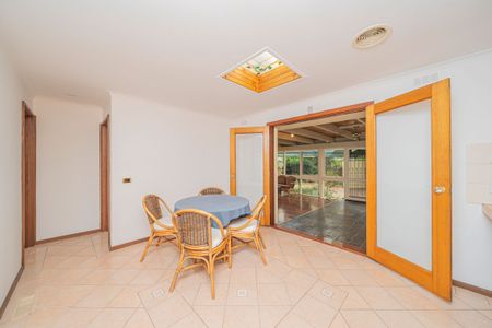 Family Home in central location - Available now - Photo 2