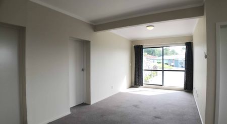 Three bedrooms, one living room, and one bathroom - Photo 5