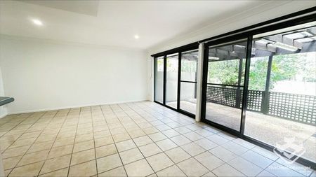 Beautiful 3-Bedroom Townhouse in the Heart of Hope Island â Your Next Home Awaits! - Photo 2