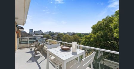 Bright Top-Floor 2 Bedroom Apartment with Park Views & Lock-Up Garage - Photo 2