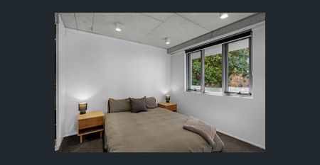 NEW YORK STYLE ONE BEDROOM FULLY FURNISHED APARTMENT IN THE HEART OF VARSITY! - Photo 4