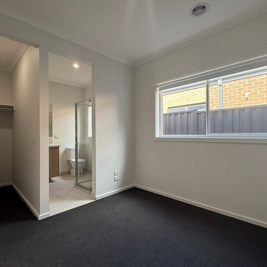 Spacious, Comfortable & Conveniently Located - Photo 1