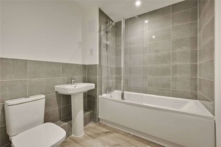 Modern two bedroom apartment with private terrace only 0.2miles from Walton-On-Thames station. - Photo 3