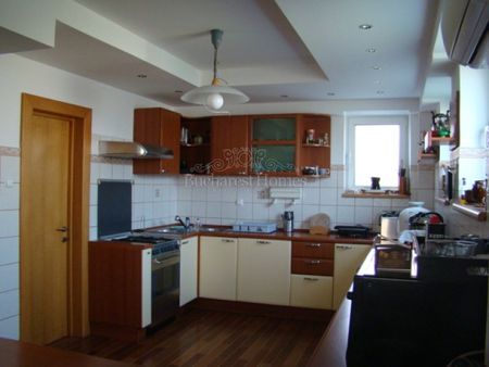 Beautifully Renovated Large Five Bed Villa with Pool, Pipera - Photo 3