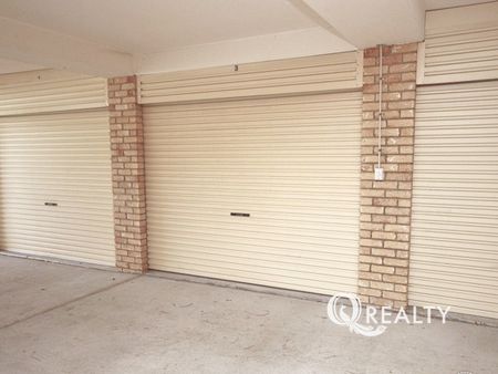 🏡 Low Maintenance - Spacious Contemporary Unit - Photo 3