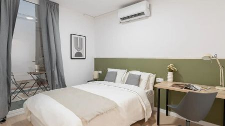Room in a shared 15-bedroom apartment for rent in El Raval - Photo 4