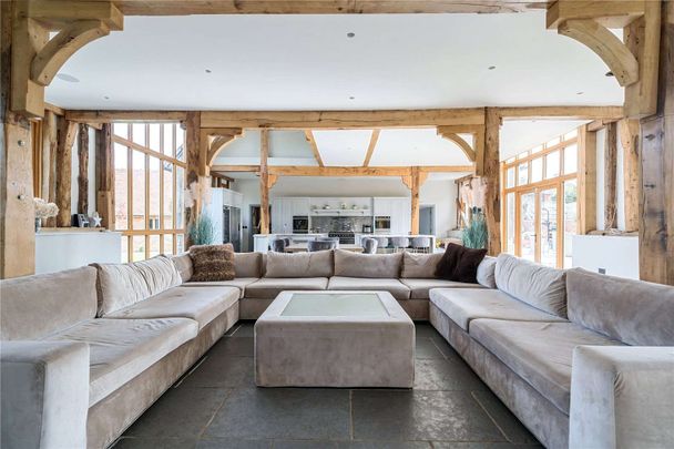 Beautifully converted five bedroom Grade II listed barn - Photo 1