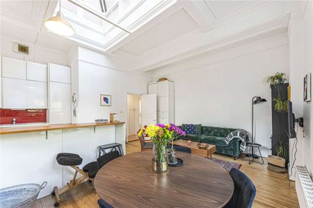 Beautiful two bedroom apartment in a Grade II listed conversion. - Photo 2