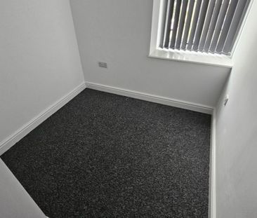 2 bed Flat - To Let - Photo 4