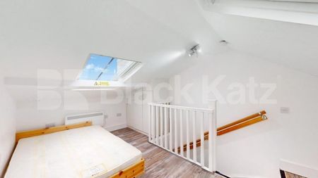 Spacious two bed set within a period house minutes to tube and shops - Photo 3