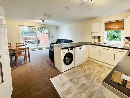 1 bedroom in a house share to rent - Photo 1