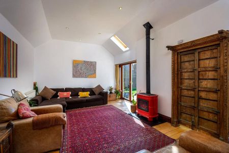 4 bedroom detached house to rent - Photo 2